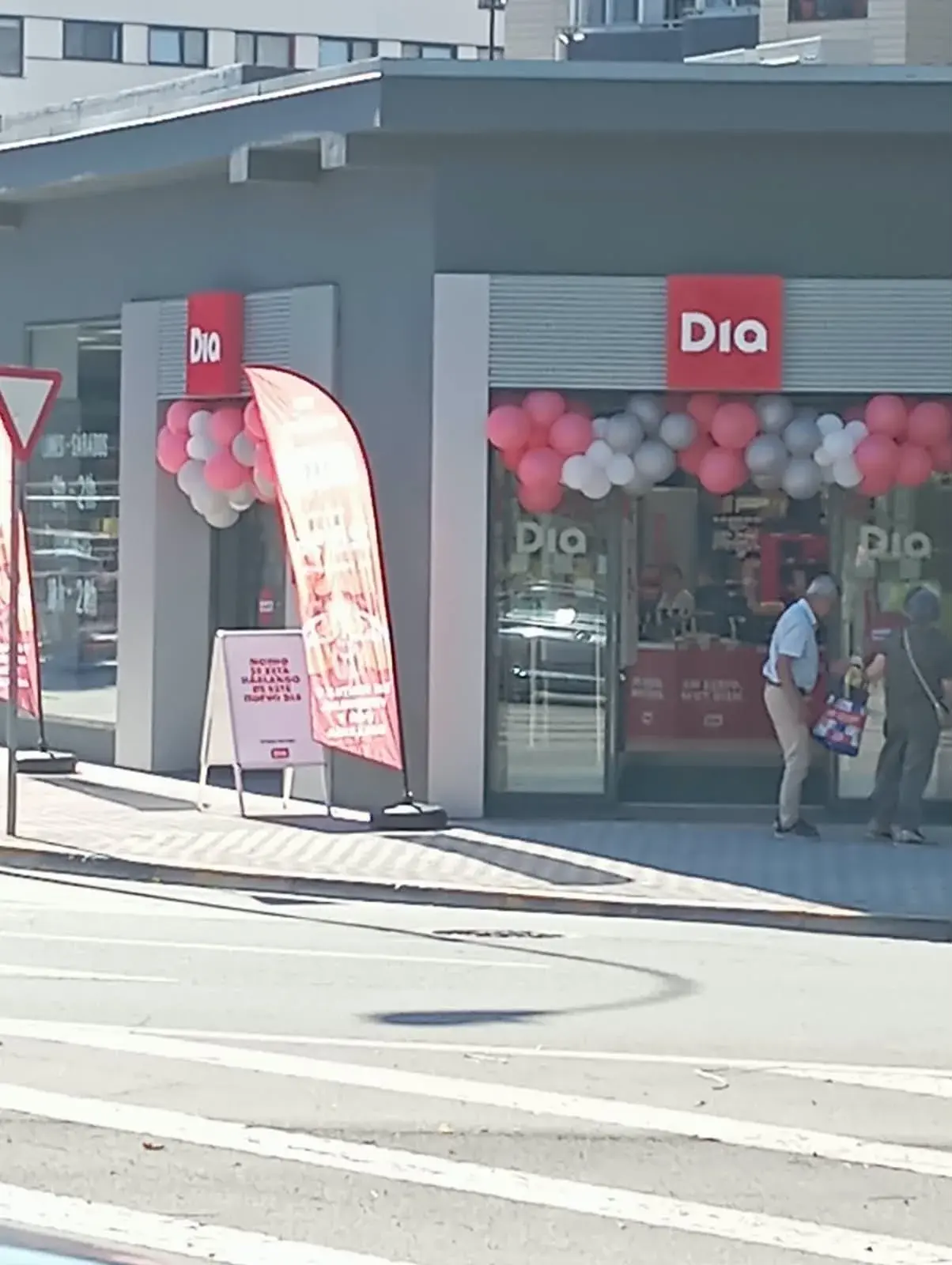 Abre un nuevo supermercado DIA en la calle Valle de Aranguren, junto a El Sadar
